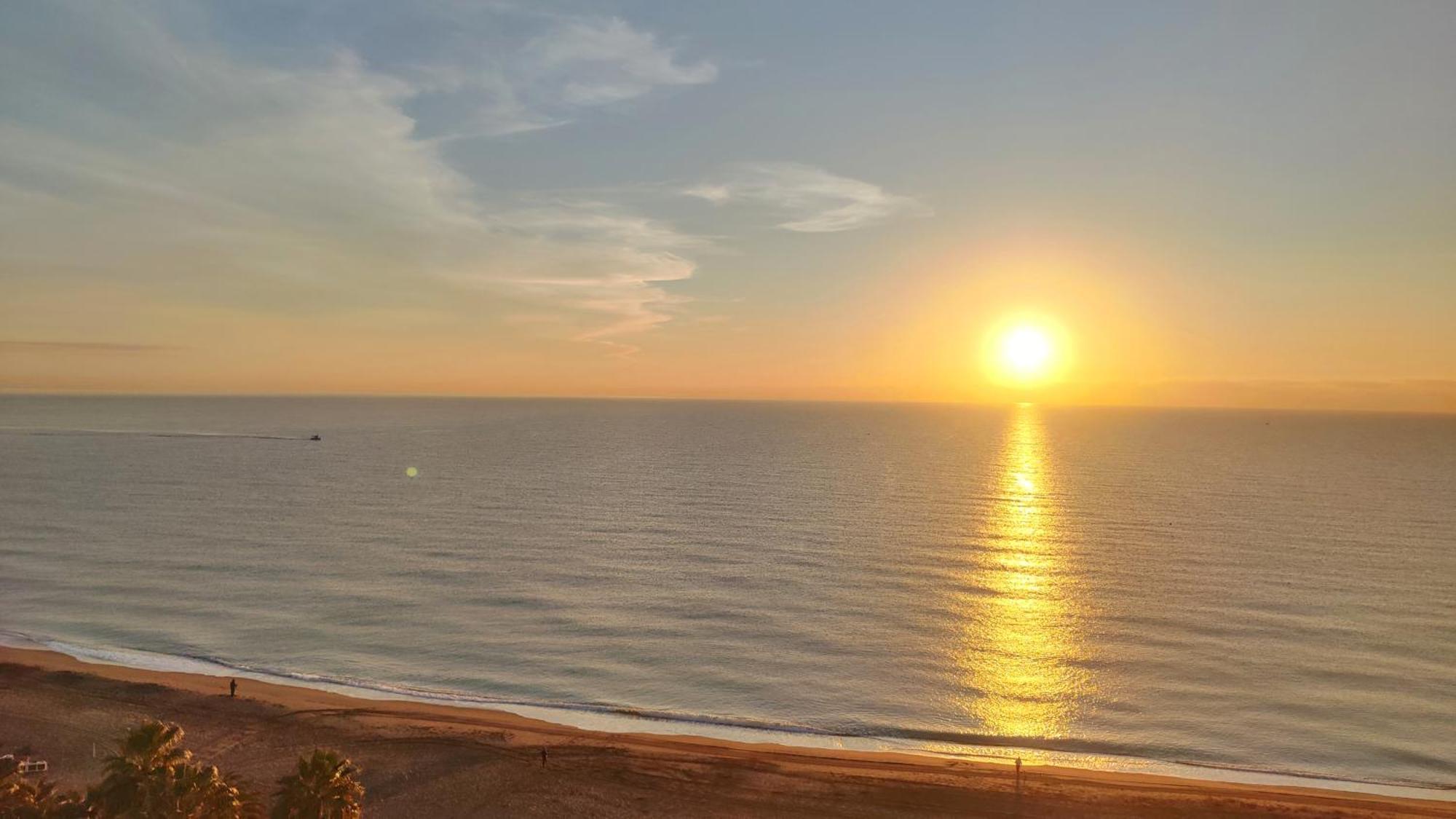 Beachfront -- New Luxury Apartment -- 1ª Linea Playa -- Fuengirola City Center -- Private Parking -- Panoramic Sea Views -- Luaran gambar