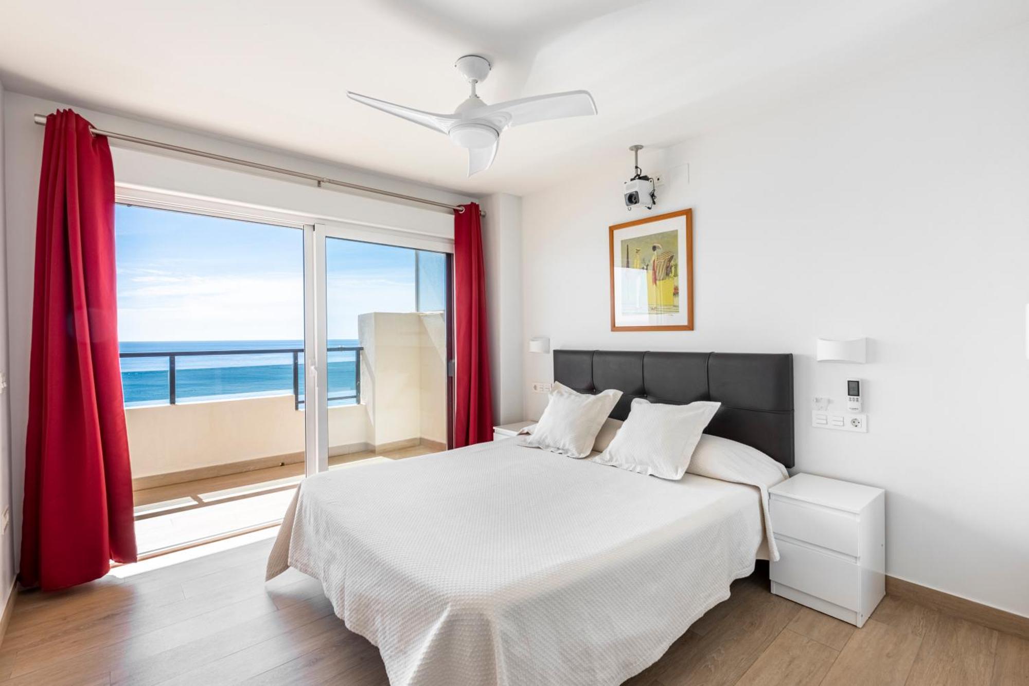 Beachfront -- New Luxury Apartment -- 1ª Linea Playa -- Fuengirola City Center -- Private Parking -- Panoramic Sea Views -- Luaran gambar