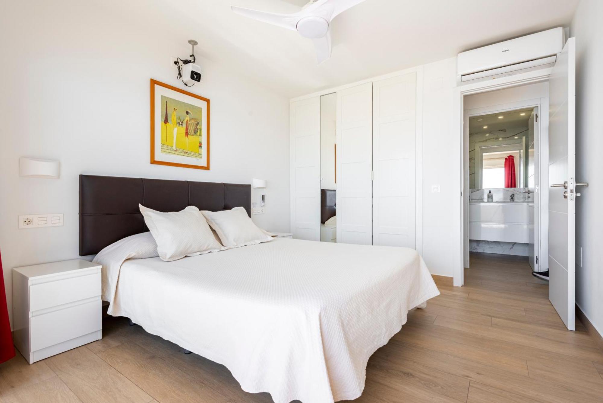 Beachfront -- New Luxury Apartment -- 1ª Linea Playa -- Fuengirola City Center -- Private Parking -- Panoramic Sea Views -- Luaran gambar
