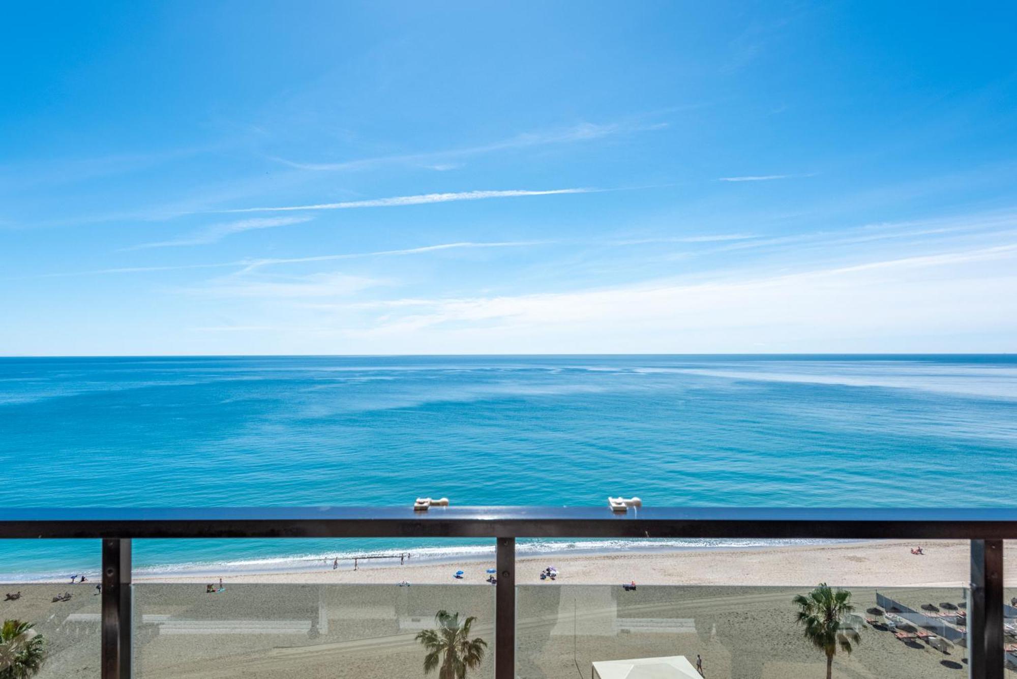 Beachfront -- New Luxury Apartment -- 1ª Linea Playa -- Fuengirola City Center -- Private Parking -- Panoramic Sea Views -- Luaran gambar