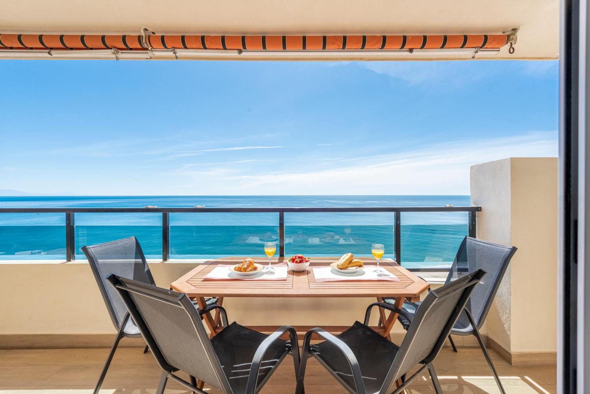 Beachfront -- New Luxury Apartment -- 1ª Linea Playa -- Fuengirola City Center -- Private Parking -- Panoramic Sea Views -- Luaran gambar